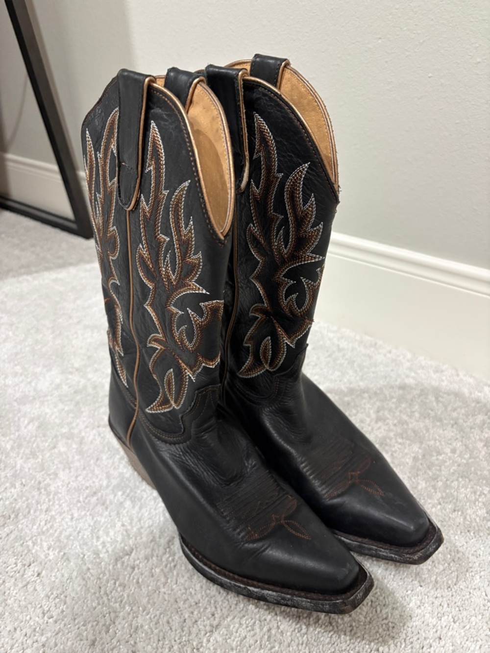 Women's Black Leather Shyanne Cowboy Boots with gold and white stitching size 7